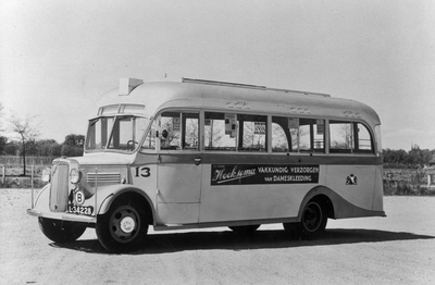 86417 Afbeelding van de Bedford autobus nr. 13 (serie 8-14) van het G.E.B.R.U. op het Stadionplein te Utrecht.
